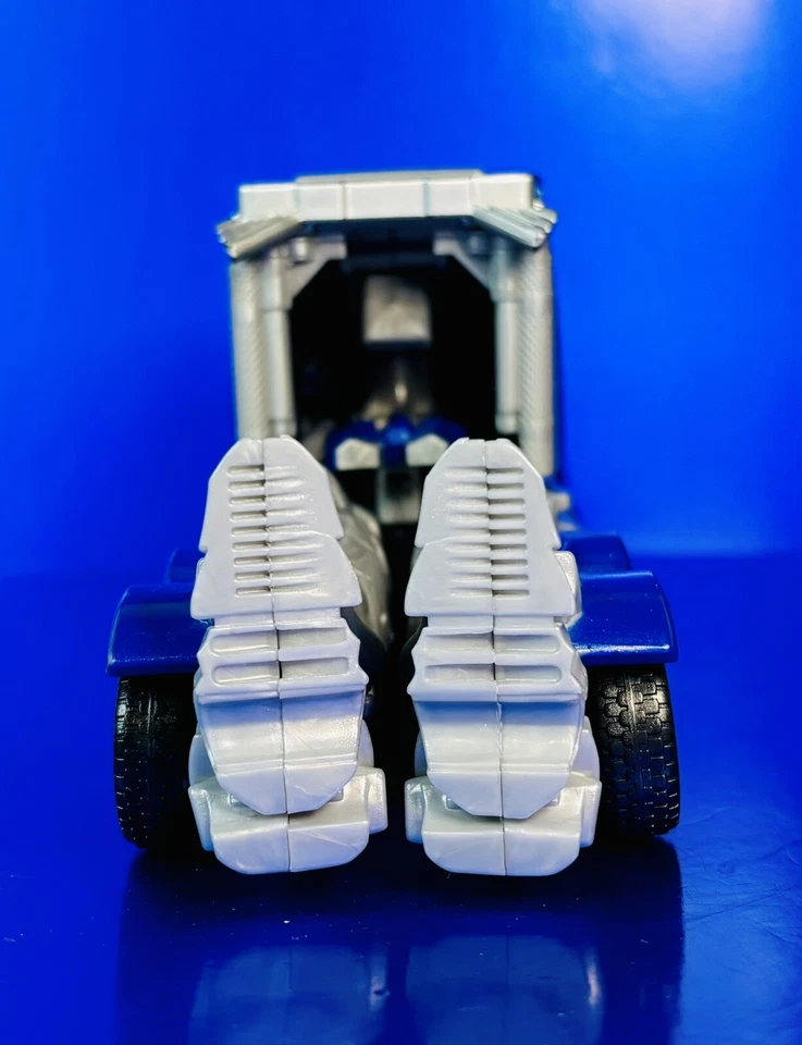 2014 Transformers Hasbro Leader Class Optimus Prime Age of Extinction Figure - Image 4 of 4