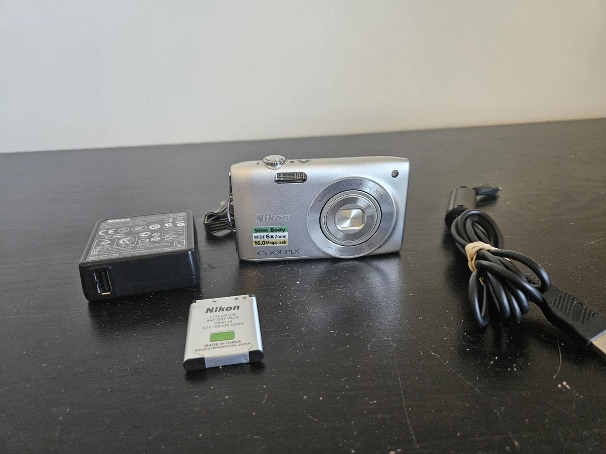 Appareil Photo Numérique Compact NIKON COOLPIX S3200 16 MP Rouge - Zoom 6x - Avec Accessoires - Occasion