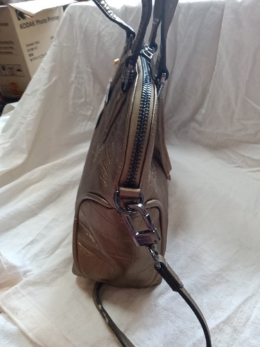 Bolso Bandolera Aimee Kestenberg Presley Cuero Oliva Metálico Croco - Imagen 5 de 10