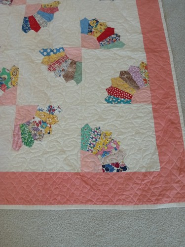 Vintage Handmade Quilt, Fan Pattern - 74" x 96" - machine quilted - Picture 23 of 24