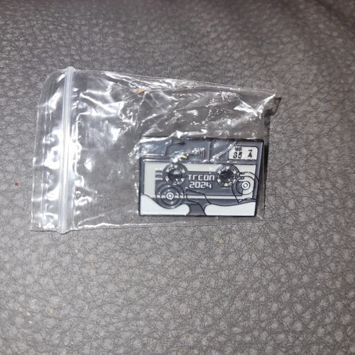 TFCon 2024 souvenir Decepticon G1 RAVAGE LAPEL PIN sealed NEW Generation One