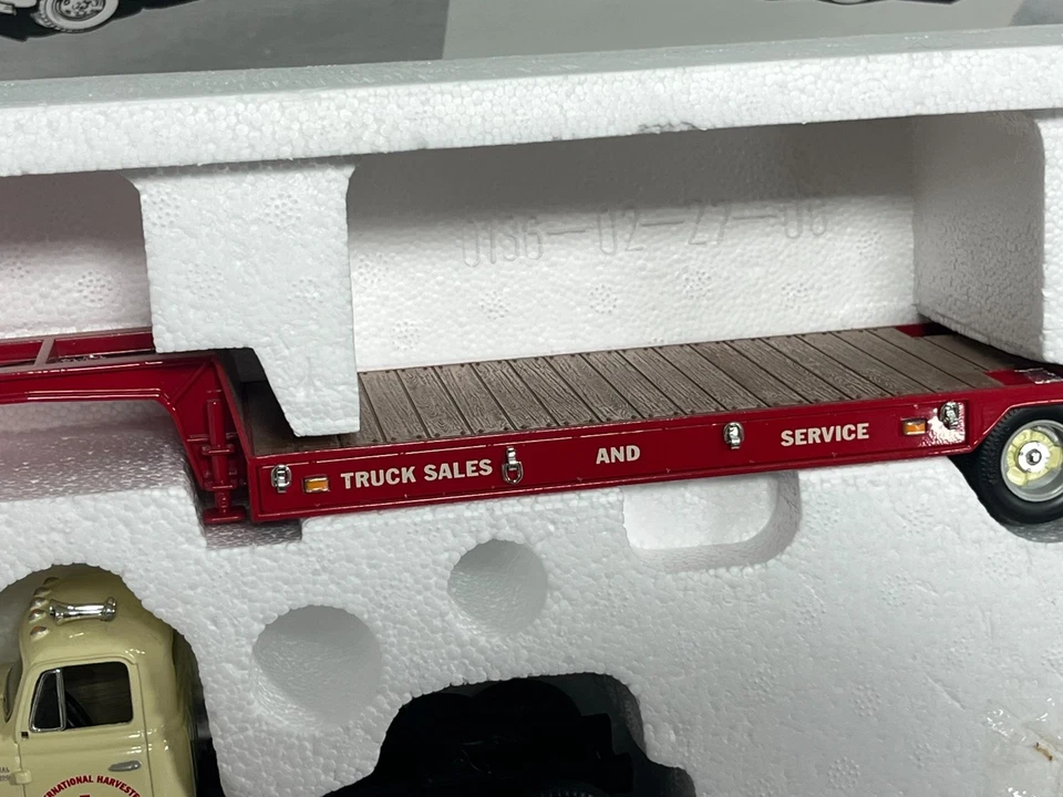 International IH TRUCK SALES 1:34 RF-200 Tandem w LOWBOY Trailer First Gear NIB - Image 4 of 4