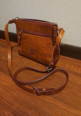 DOONER BOURKE WOMAS Crossbody Bag features:LeatherZip closureLined interio
