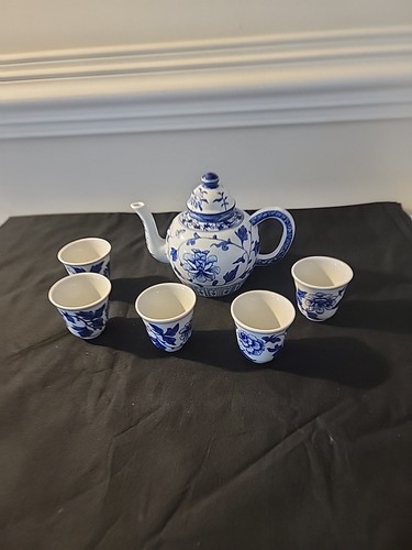 Vintage Chinese Porcelain Sake/Tea Set Blue~White Floral Design Teapot w/5 Cups