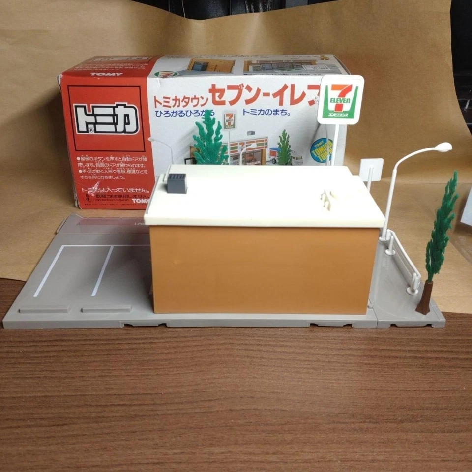 Tomica Town 7-Eleven convenience store TOMY Japan - Image 4 of 4