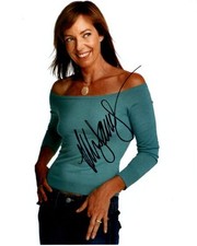 ALLISON JANNEY Signed Autographed 8x10 Photo ALLISON JANNEY Signed Autographed 8x10 Photo
