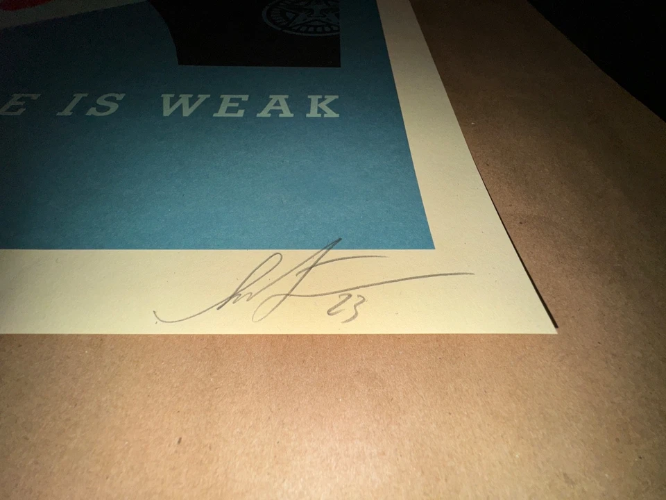 🔥 Impresión firmada por Shepard Fairey “La paz es radical” | Obedecer arte 2023 | 24x36 | COMO NUEVA Foto 4 de 4