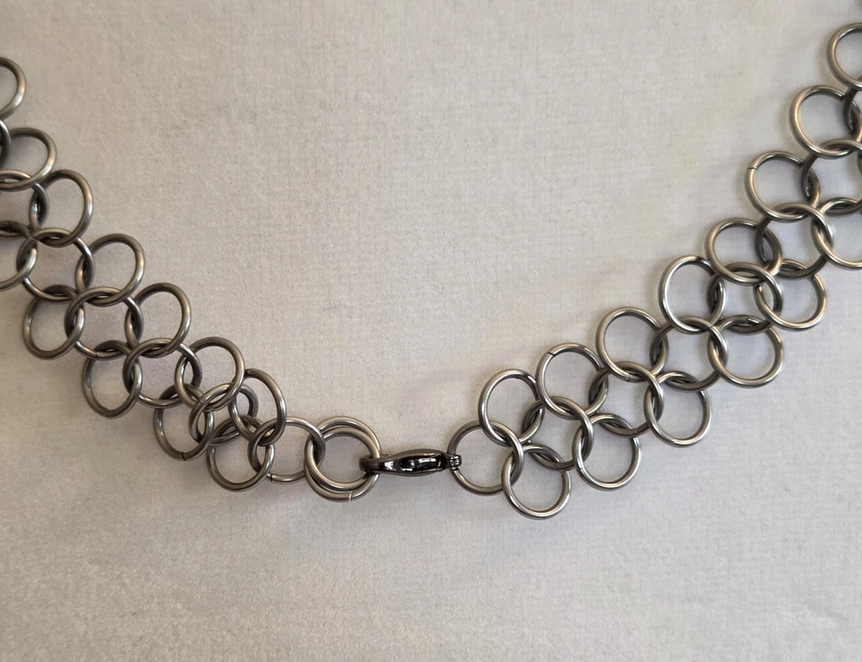 Gargantilla collar de cota de malla de acero renacentista para mujer con cristal rojo colgante 17" Foto 4 de 4