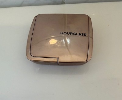 Hourglass Ambient Lighting Bronzer in Radiant Bronze Light. Highlighting Bron...