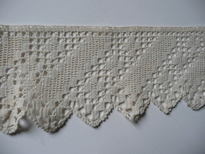 Dentelle Ancienne En Coton Faite Main - Motif Fleuri, Blanc, Bon état Avec Usures D'usage