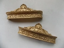 Dolls House One Pair Of Window Curtain Pelmets Ornate Bed Crowns 1 /12 Th Scale 