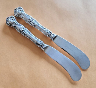 PAIR 1847 ROGERS BROS 1904 VINTAGE GRAPE PATTERN HOLLOW HANDLE SPREADERS LOT #2