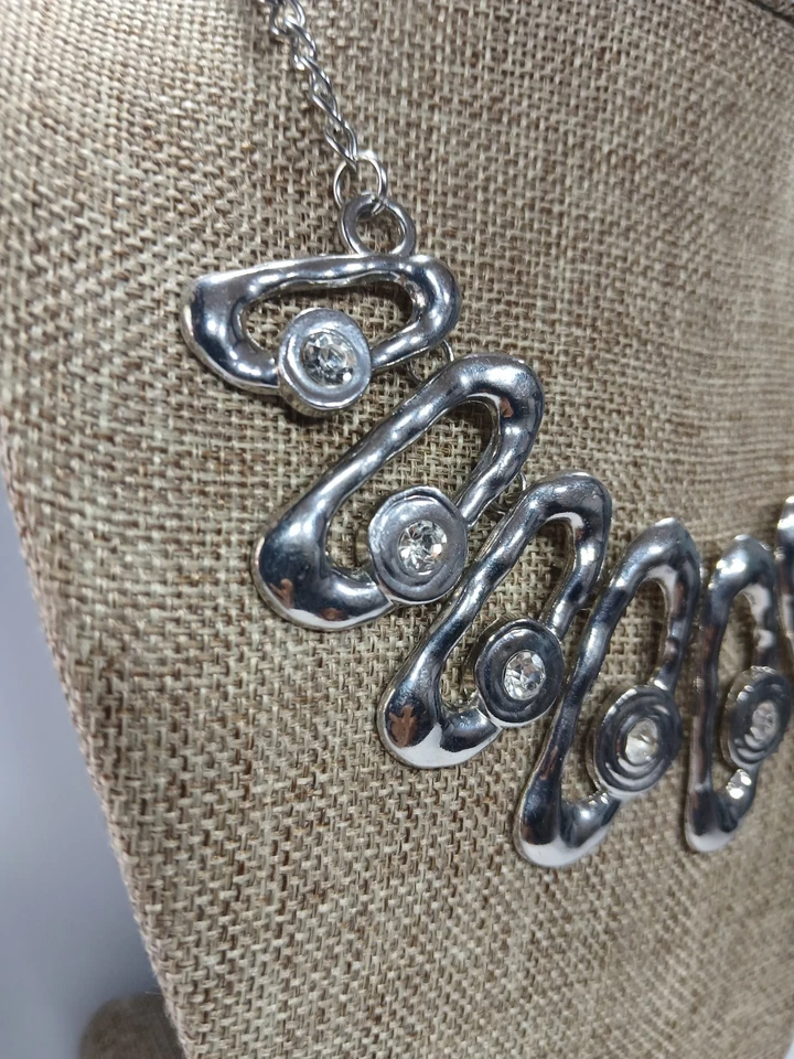 Collar Paparazzi 22" tono plata llamativo con colgantes orgánicos y pedrería Foto 2 de 2