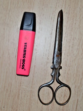 Belle paire de ciseaux anciens avec gravure "Y"