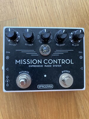 Spaceman Effekte Mission Control Gitarrenpedal, weiß, inkl. Box & Exp-Kabel