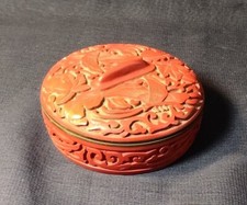 BOÎTE ANCIENNE ROUGE EN LAQUE DE CINABRE, CHINE, ASIE, SCULPTÉE CISELÉE, XX ÈME 