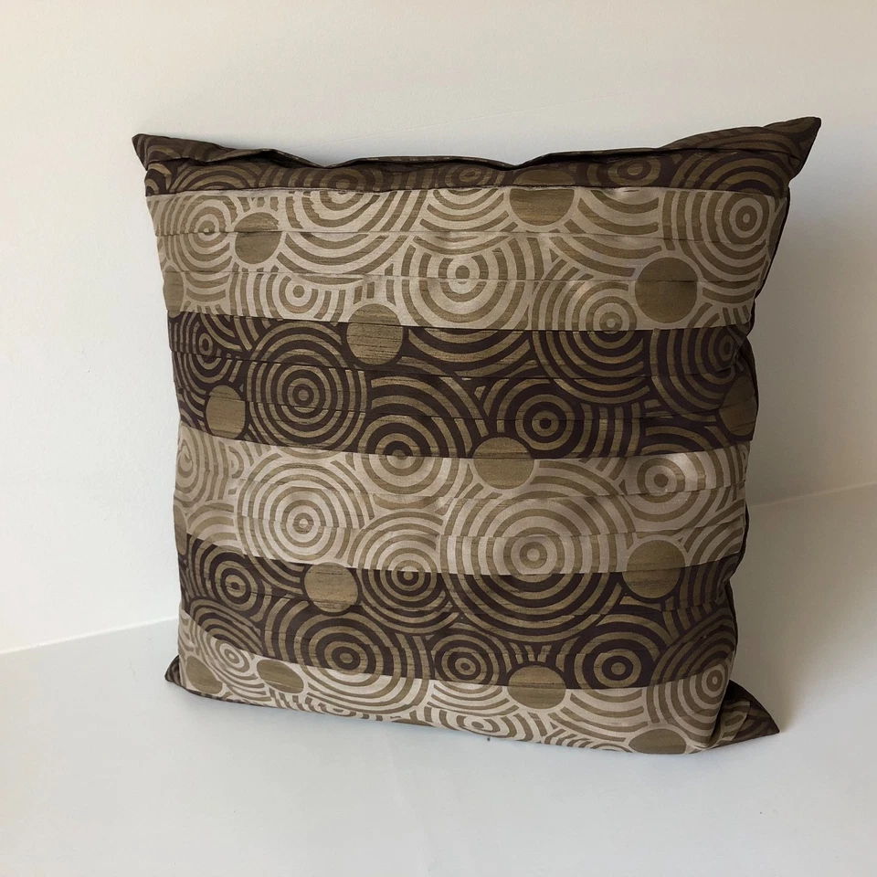 Pier 1 Imports Almohada Decorativa Marrón con Estampado Dorado 16" Cuadrado Tela plisada Foto 2 de 4