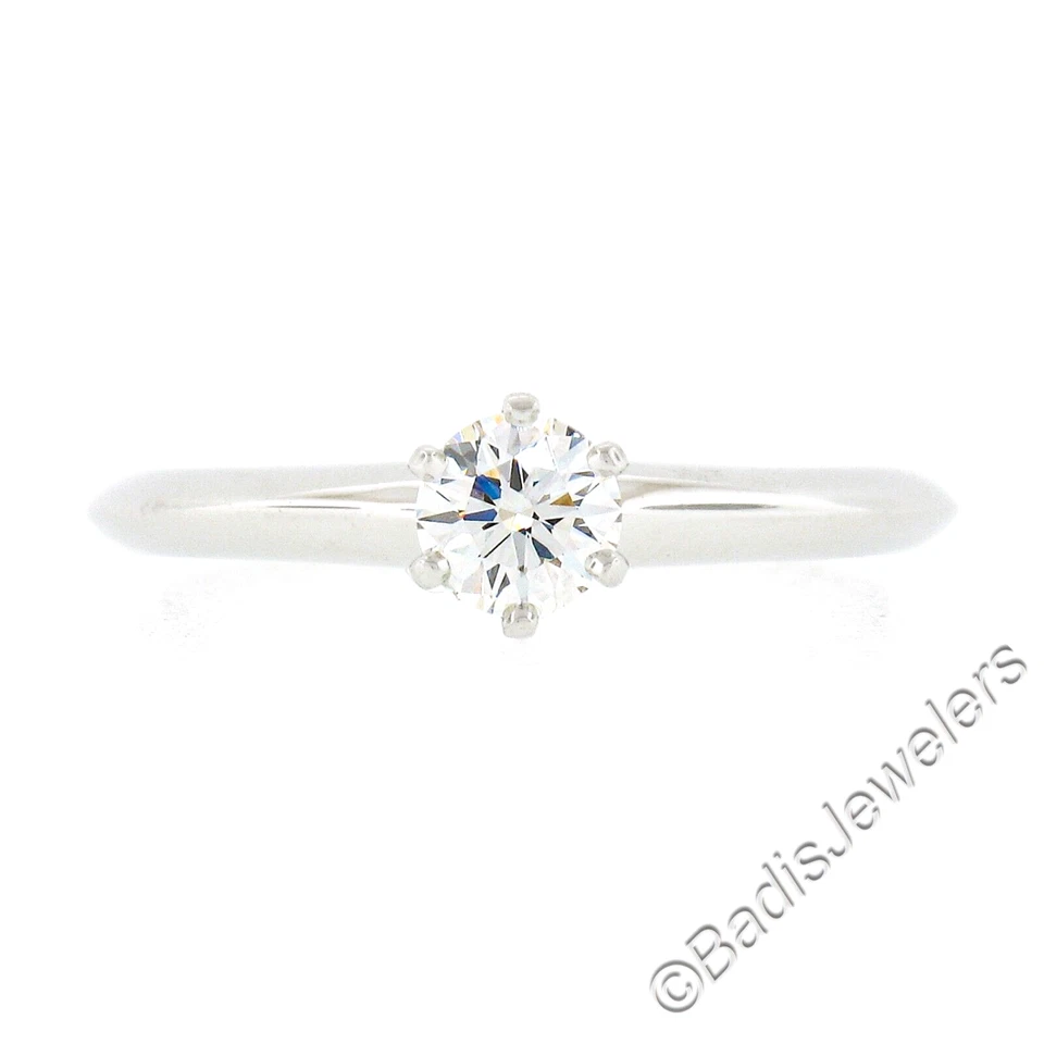 Clásico Tiffany & Co. Anillo de compromiso solitario de diamantes redondos de platino de 0,30 quilates Foto 4 de 4