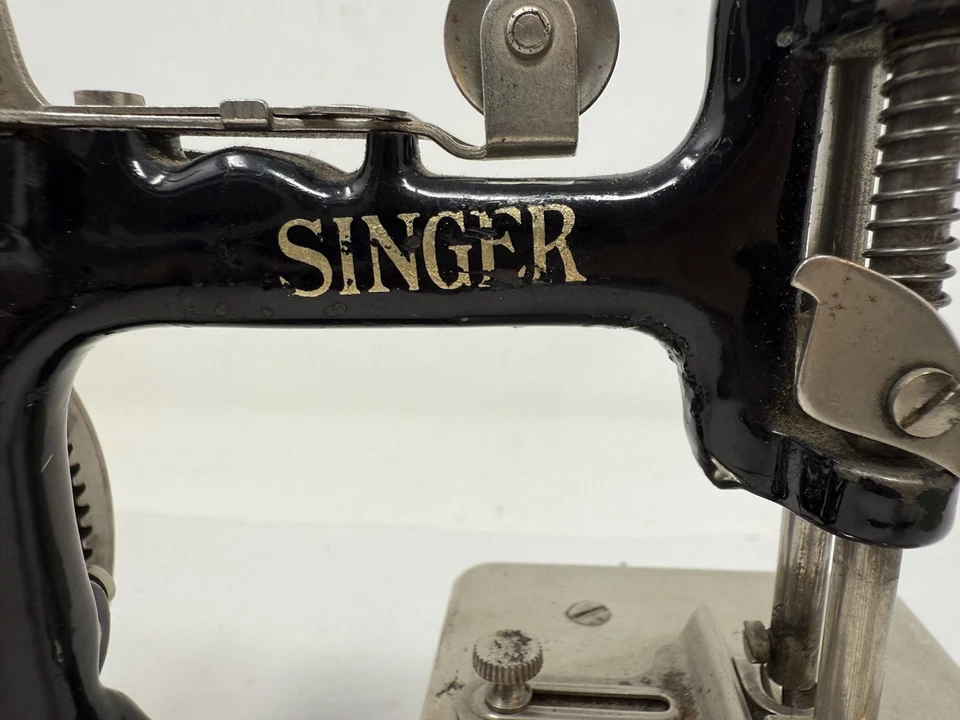 VINTAGE SINGER TOY SEWING MACHINE ROUND BASE CHILD MODEL 20 MADE USA 1920's - Image 3 of 4
