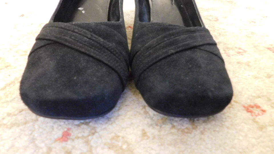 Zapatos de salón de gamuza negros elegantes Fitzwell de 2,5" talla 8,5 envolventes dedos cuadrados reposa tacón Foto 3 de 4