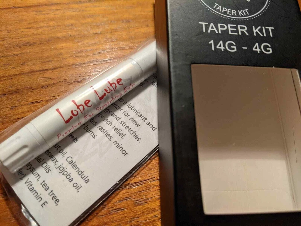 Kit cônico de alongamento de orelha 14g - 4g por Morbid Metals plástico branco com lubrificante lóbulo - Imagem 3 de 4