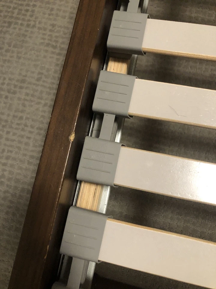 Marco de cama Ikea Queen (Brusali, marrón) + listones (Ikea Luroy) Foto 4 de 4