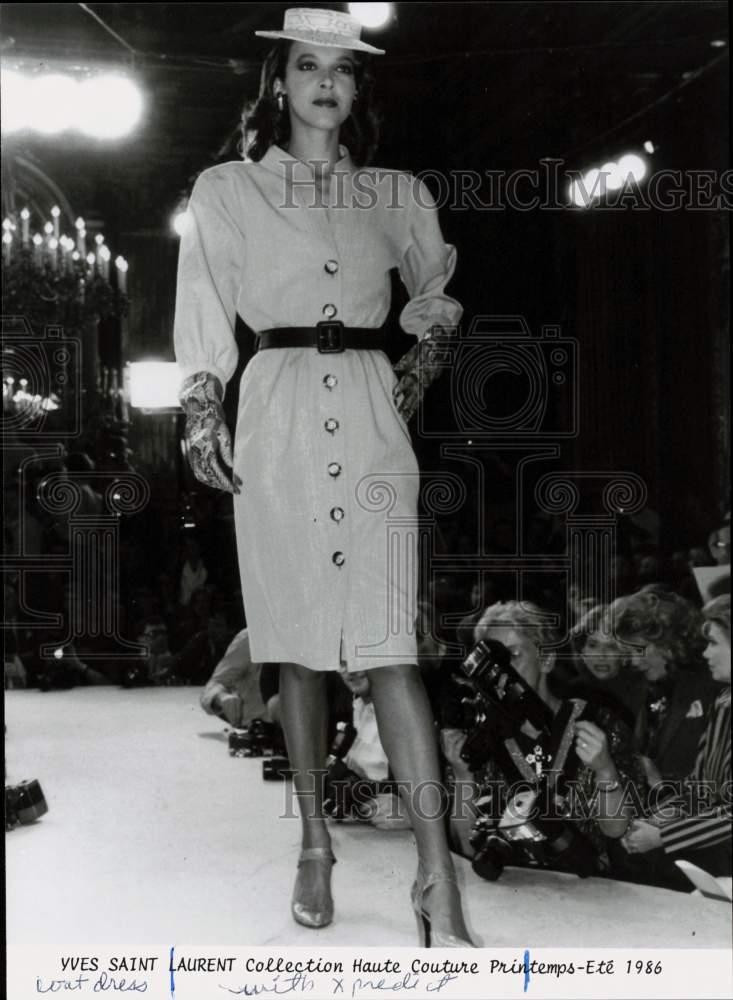 SAINT LAURENT Foto stampa 1986 "Abito cappotto perfetto" di Yves St. Laurent pia07646