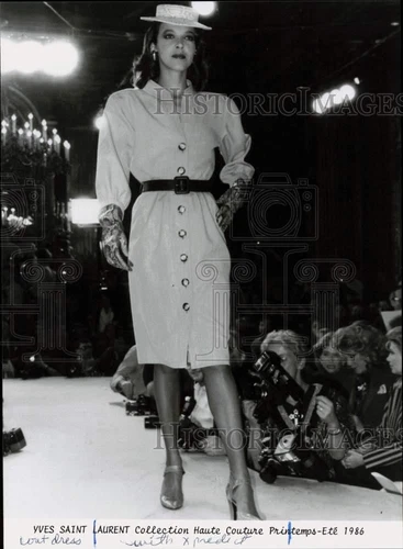 SAINT LAURENT (YSL) Foto stampa 1986 "Abito cappotto perfetto" di Yves St. Laurent pia07646