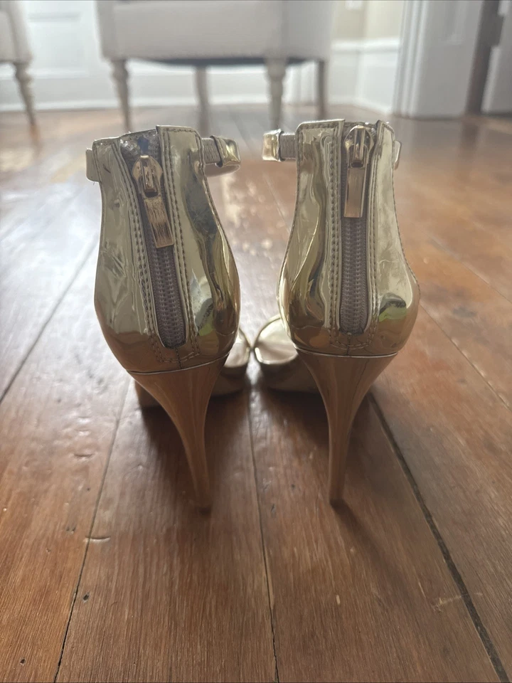 Tacones dorados para mujer talla 7,5 Foto 3 de 4