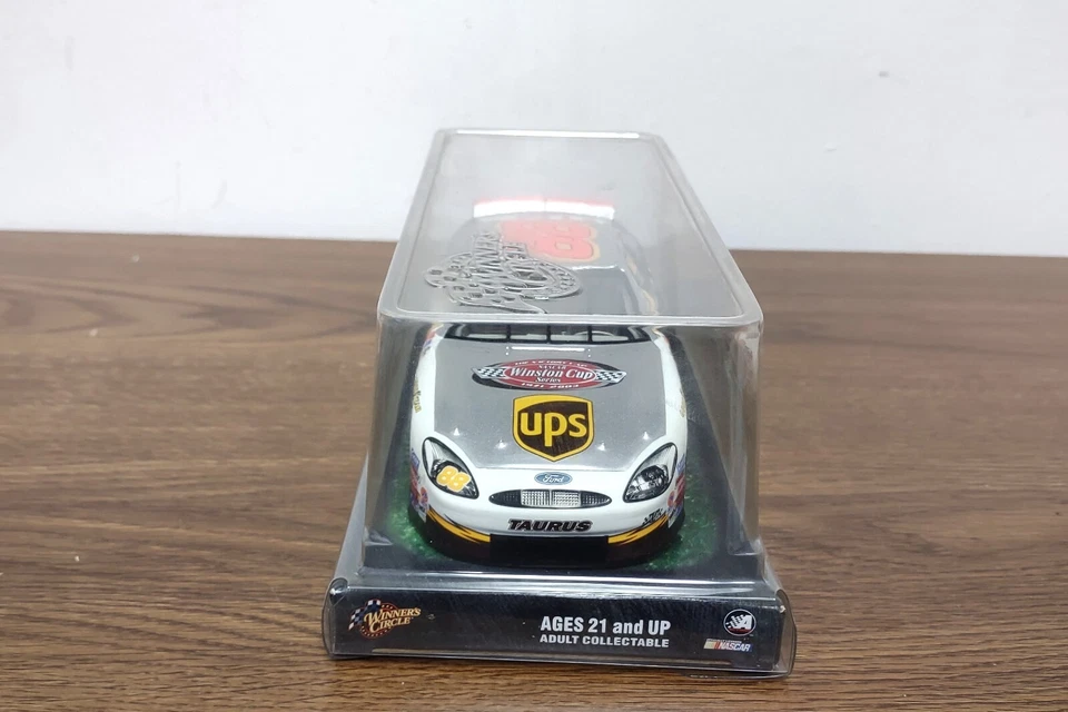 Winner's Circle 2003 1:24 Dale Jarrett #88 UPS 1999 NASCAR Winston Cup Champion Foto 4 de 4