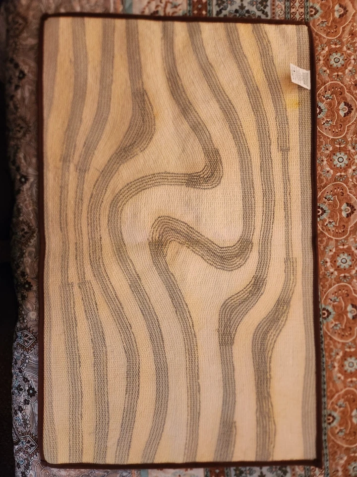 Alfombra de baño de microfibra InterDesign 34x21 felpa marrón blanco estampado cebra $50 Foto 3 de 4