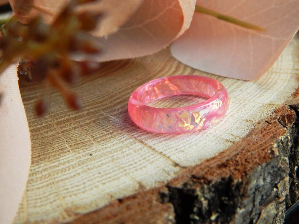 Anillo Rosa Iridiscente Aurora Pinky Sirena Apilable Resina Anillo Brillo Cuento de Hadas Foto 2 de 4