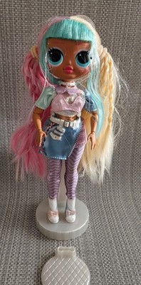 L.O.L. Überraschung! Modepuppe Candylicious mit Kleidung & Ständerzubehör 