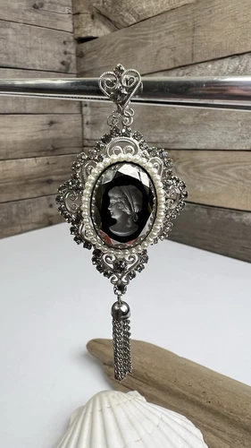 Vintage Intaglio Glass Cameo Pendant Silver Tone Black Costume Jewelry 🖤