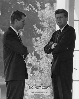 JOHN F. KENNEDY WITH ATTORNEY GENERAL CUBAN MISSILE CRISIS - 8X10 PHOTO (BB-589)