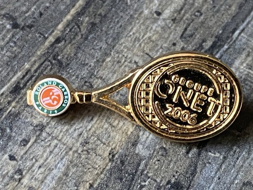 Pin's tennis / Roland Garros 1993 - Reebok (signé Arthus Bertrand Pin's tennis / Roland Garros 1993 - Reebok (signé Arthus Bertrand