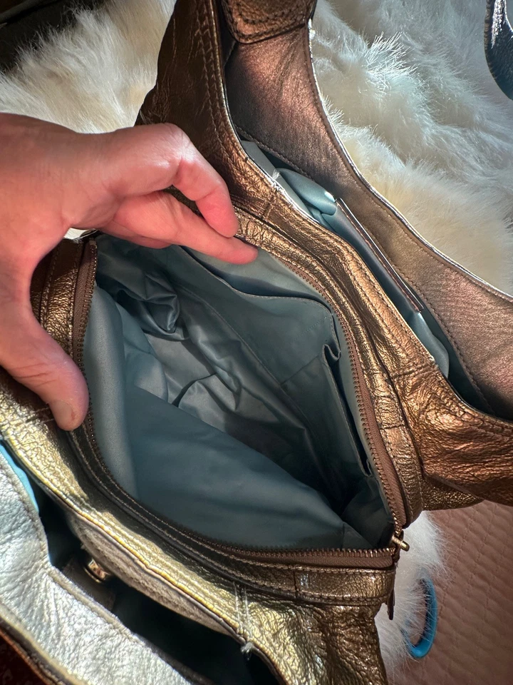 Bolsa satchel Coach Madison Maggie feminina couro metálico dourado alça superior Y2K - Imagem 4 de 4