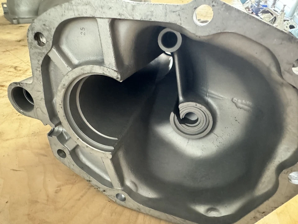 Carcasa trasera de 5 velocidades 1983-87 sin inodoro T-5 para Camaro o Firebird 13-52-066-923 Foto 3 de 4