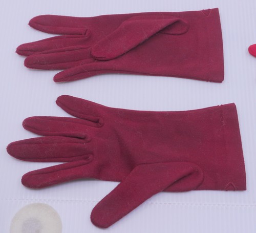 2 PAIRS OF VINTAGE WOMAN'S RED NYLON DRESS GLOVES, SIZE 6-7 FOWNES EMBRACEABLE - Picture 3 of 9