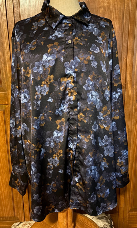 Tahari Blouse Navy w/Flowers - Button Down - Size 2X