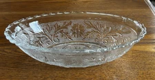 ANCHOR HOCKING SANDWICH GLASS OVAL SERVING BOWL CLEAR  SCALLOPED 8 5/8" x 5 3/4"