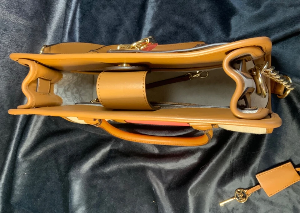 Bolso Cartera Michael Kors Hamilton de Cuero para Equipaje de Lona a Rayas Centrales, Rosa Difícil de Encontrar Foto 4 de 4