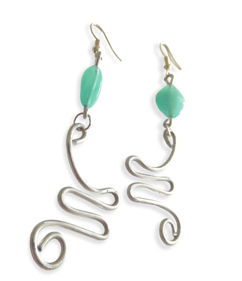 Orecchini lunghi alluminio argentati Tecnica Wire perlina color azzurro gioielli - Immagine 2 di 4