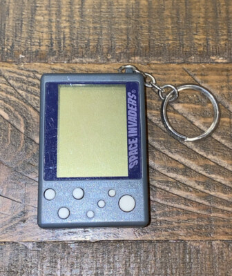 SPACE INVADERS CLASSIC KEY CHAIN RING MINI ELECTRONIC VIEEI GAME 1978 TAITO TOY