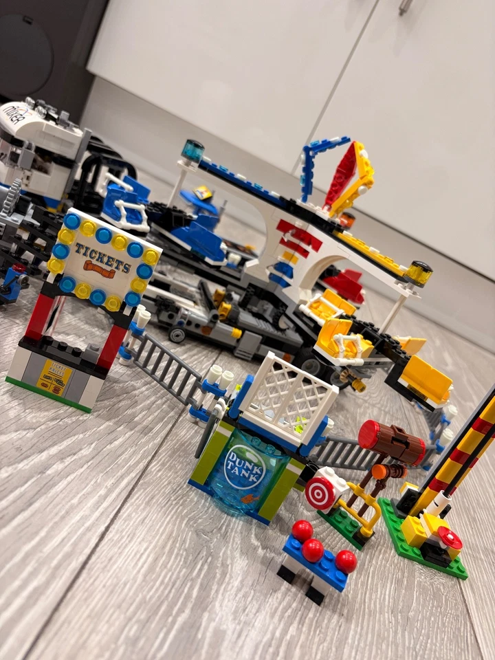 LEGO Creator 10244 Fairground Mixer, photo 4 of 5
