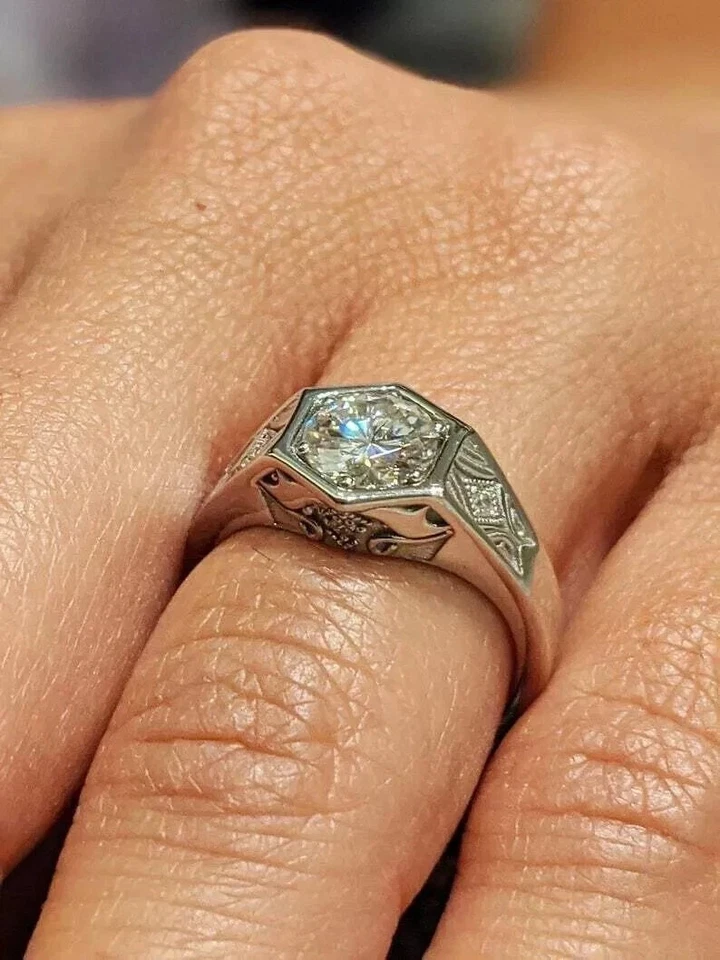 Anillo de aniversario de plata de ley 925 con diamantes blancos VS1 naturales certificados de 2,5 quilates Foto 4 de 4