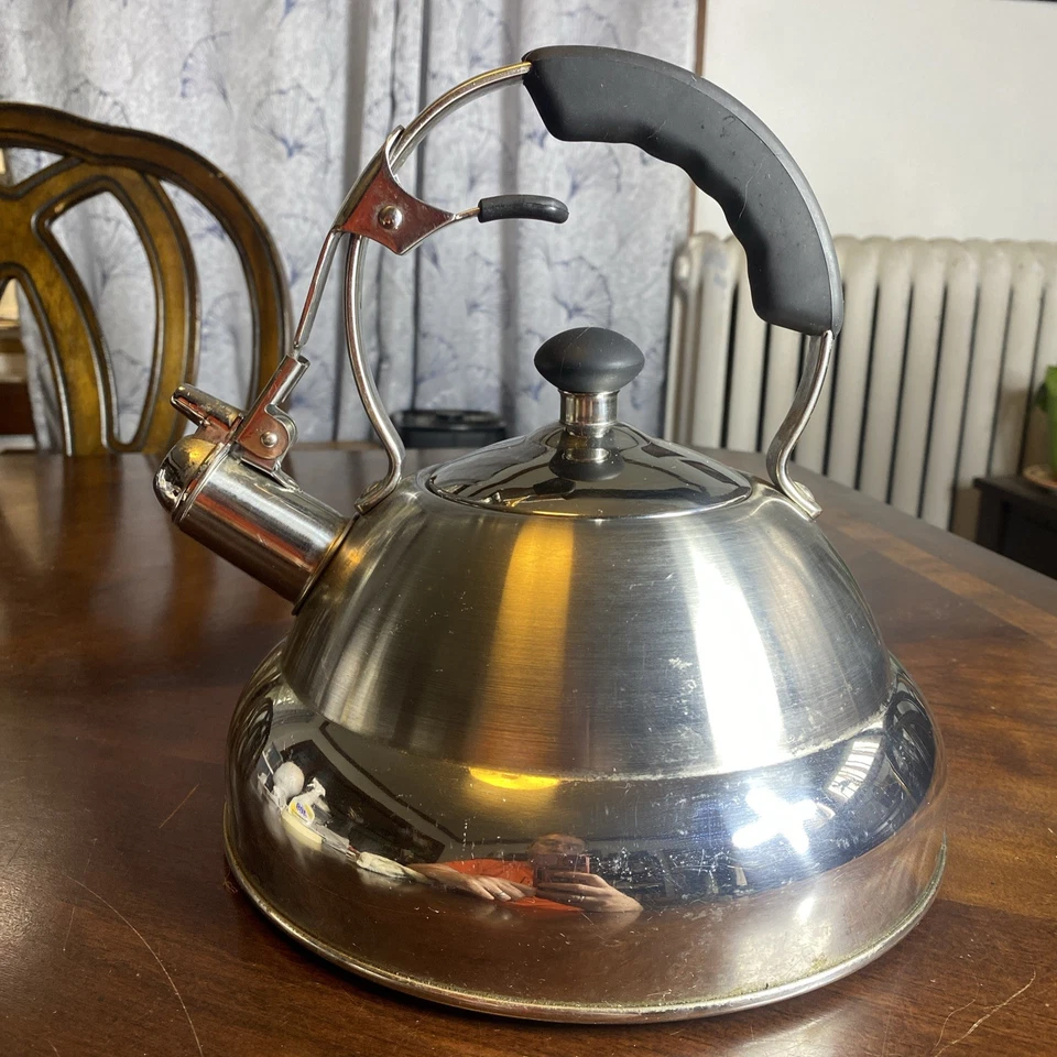 Tetera TRAMONTINA 18/10 acero inoxidable 2 cuartos con mango negro Foto 3 de 4