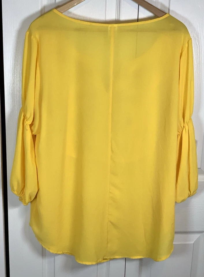 Túnica bordada floral transparente bolsos amarrar no pescoço mangas lanterna GG amarelo - Imagem 2 de 4