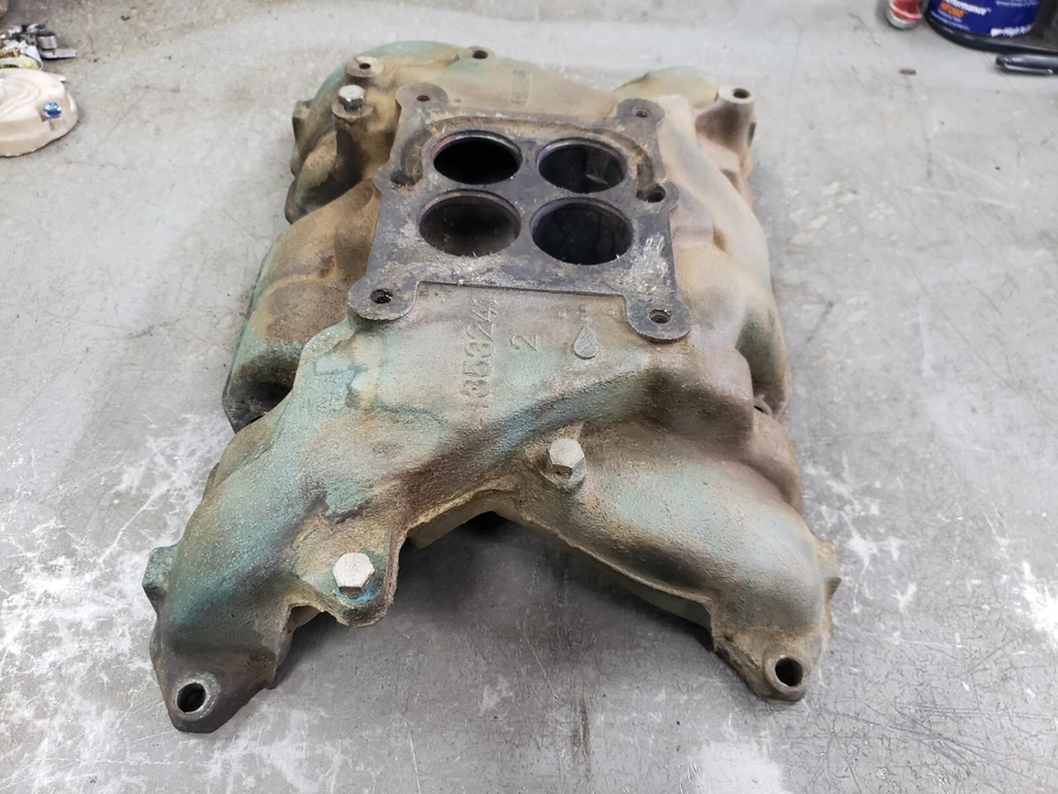 Bonito colector de admisión Buick 401 1963 4bbl 1353241 Electra Wildcat Riviera Invicta Foto 2 de 4