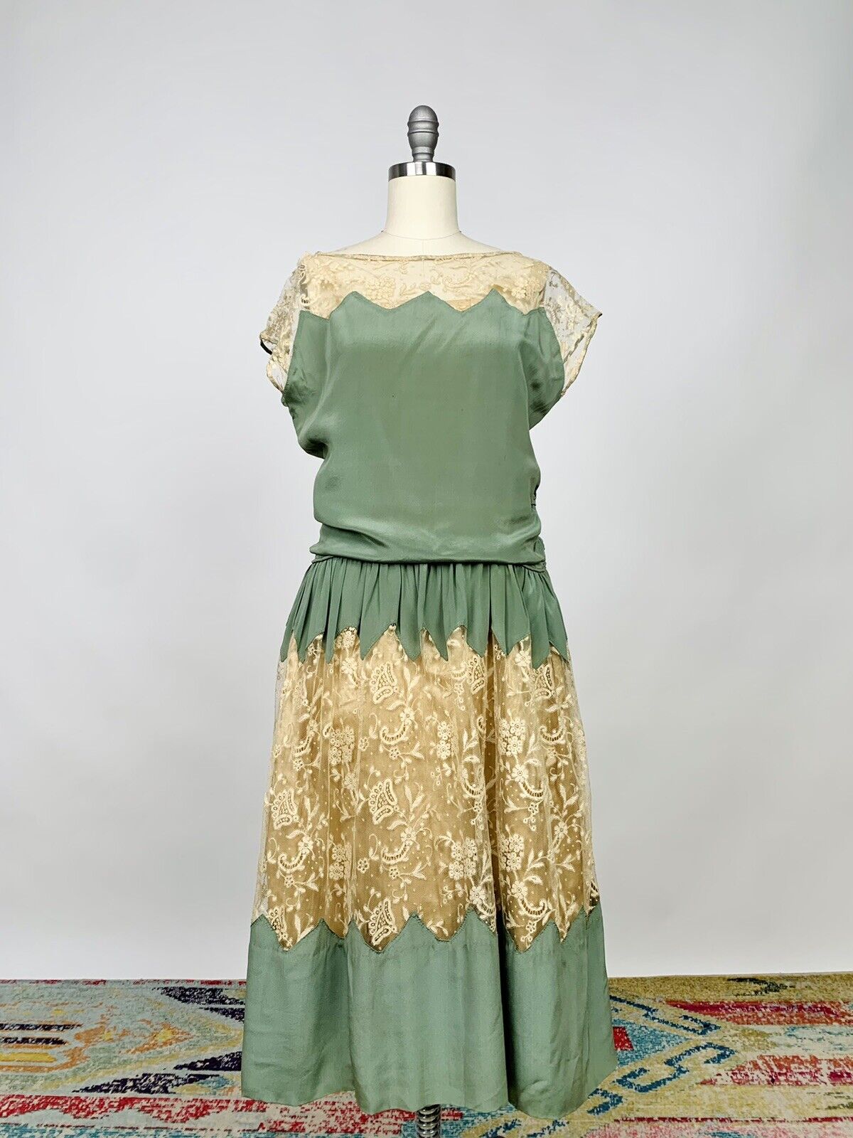 Antique Vintage 1920s Green silk & Cream lace Dro… - image 2